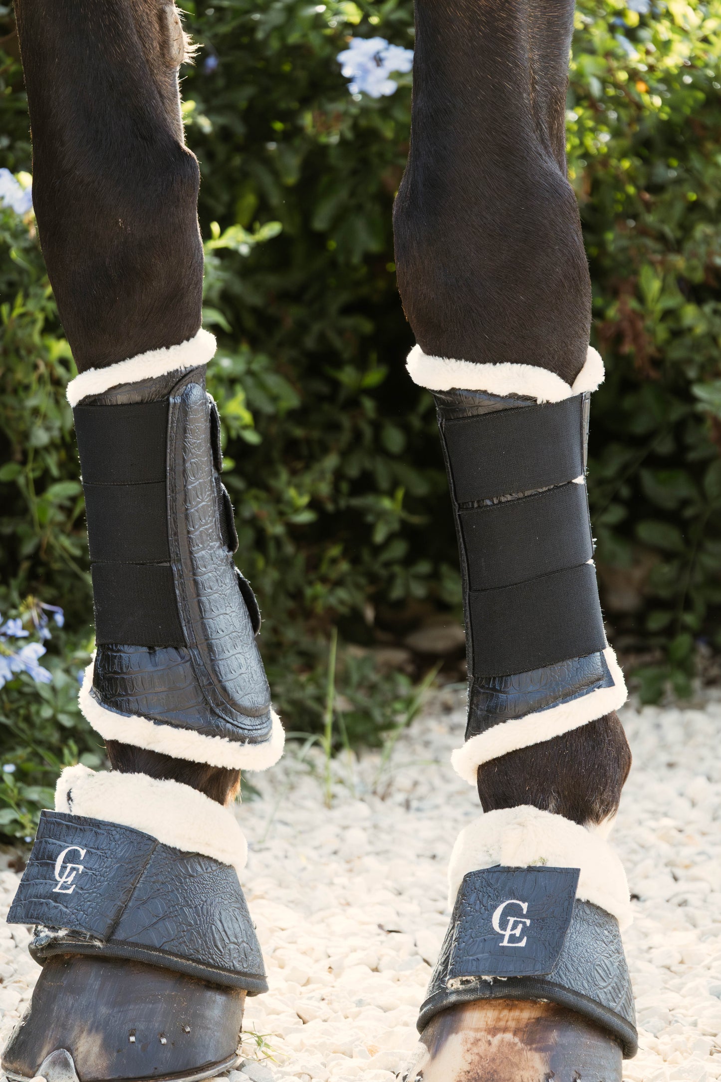 Protectores de caballo negros con forro de borreguillo blanco y logo CE en velcro, patas delanteras de caballo oscuro, Celiana Equestrian