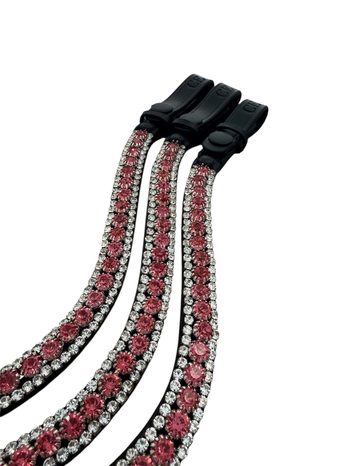 Frontal para caballo con doble fila de cristales rojos y plateados – accesorio hípico elegante