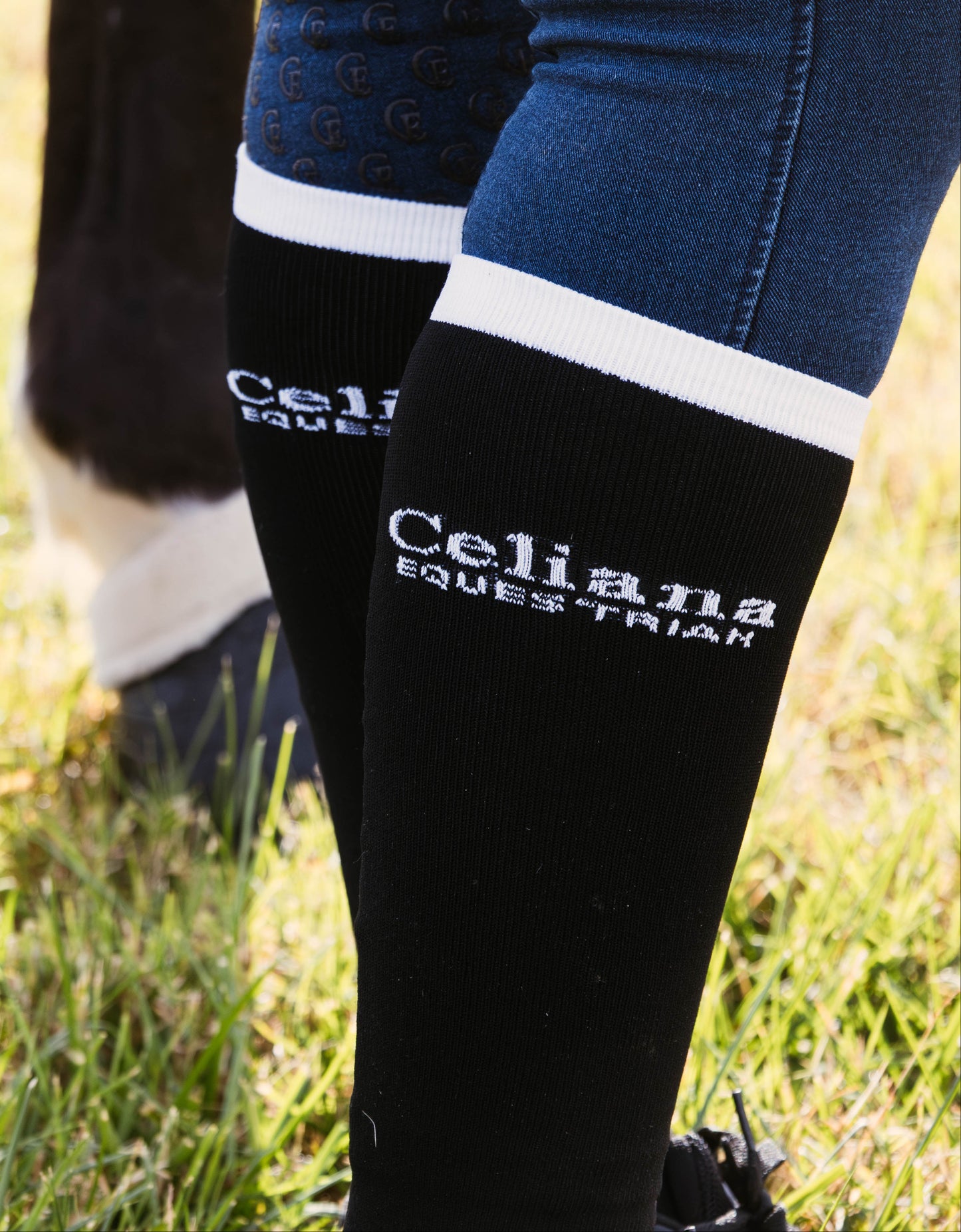 Calcetines de equitación técnicos negros con logo Celiana Equestrian – vista lateral