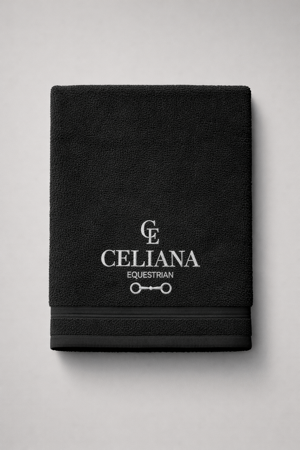 Toalla de deporte negra con logo y nombre Celiana Equestrian bordados en blanco