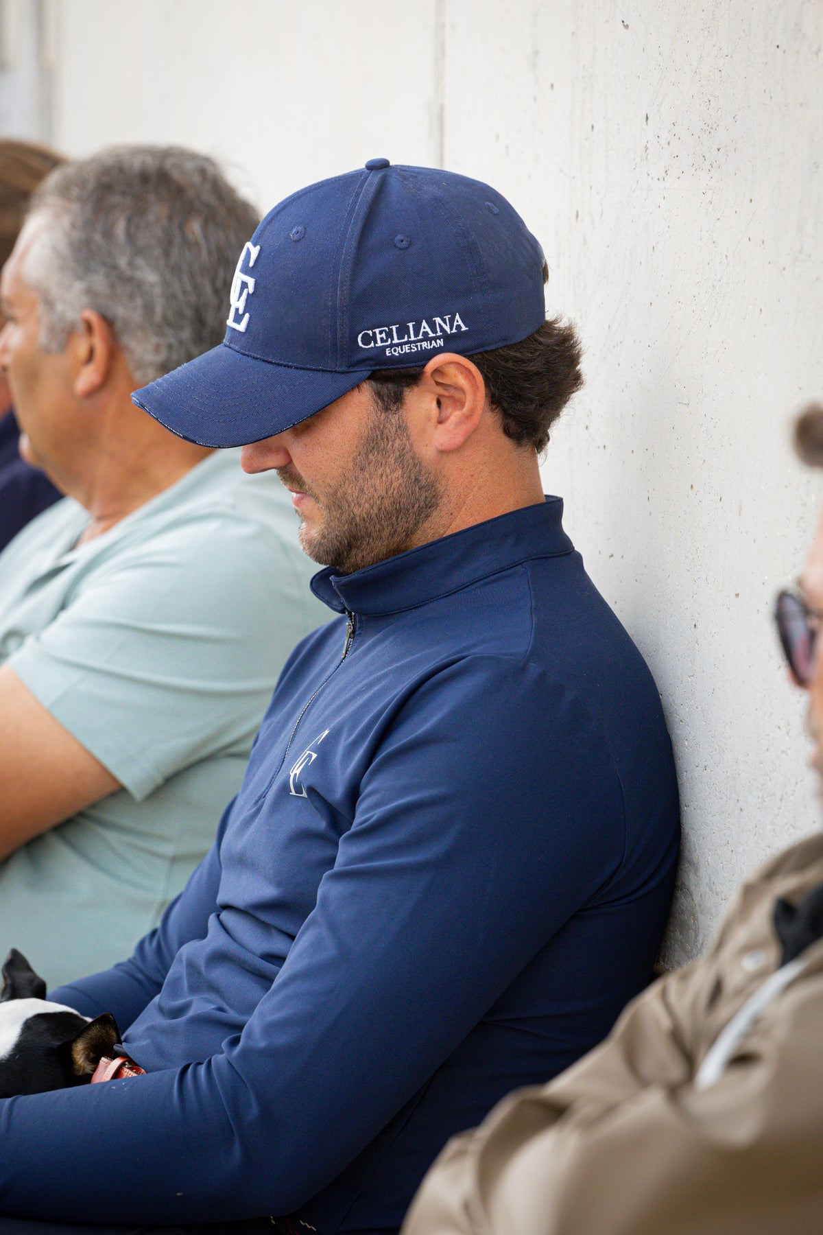 Gorra azul marino Celiana Equestrian con logo CE bordado en blanco