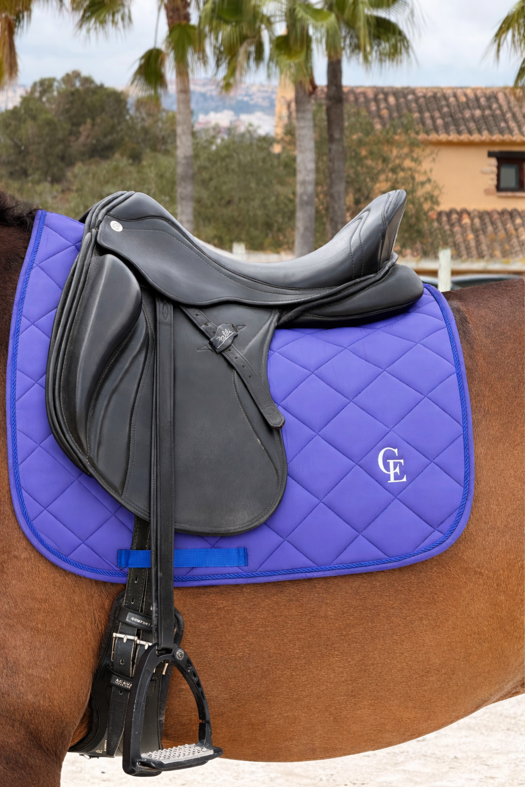 Sudadero Majesty Blue Celiana Equestrian azul con acolchado en rombos y logo CE en caballo con silla de doma