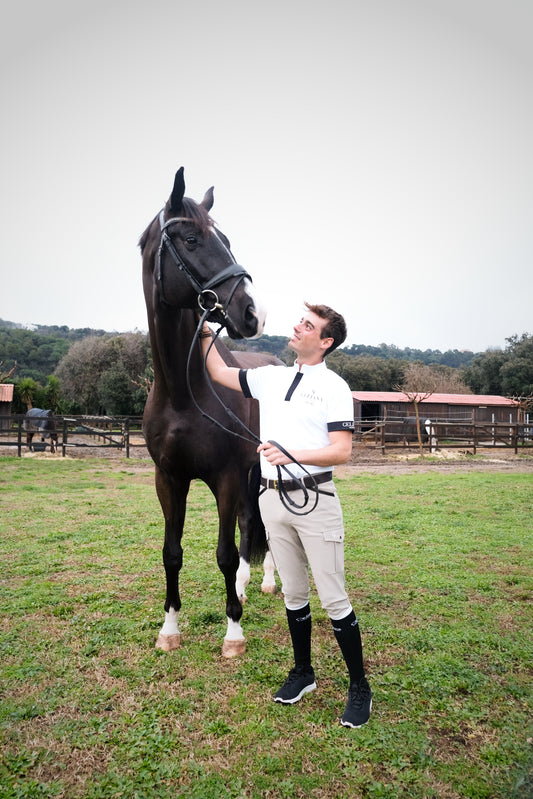 Jinete con equipación hípica premium Celiana Equestrian en entrenamiento ecuestre