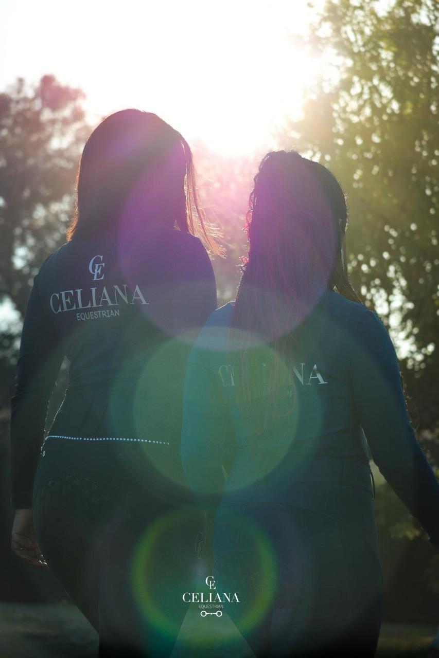 Ropa de equitación premium Celiana Equestrian – jinetes con sudaderas en un entorno natural al atardecer