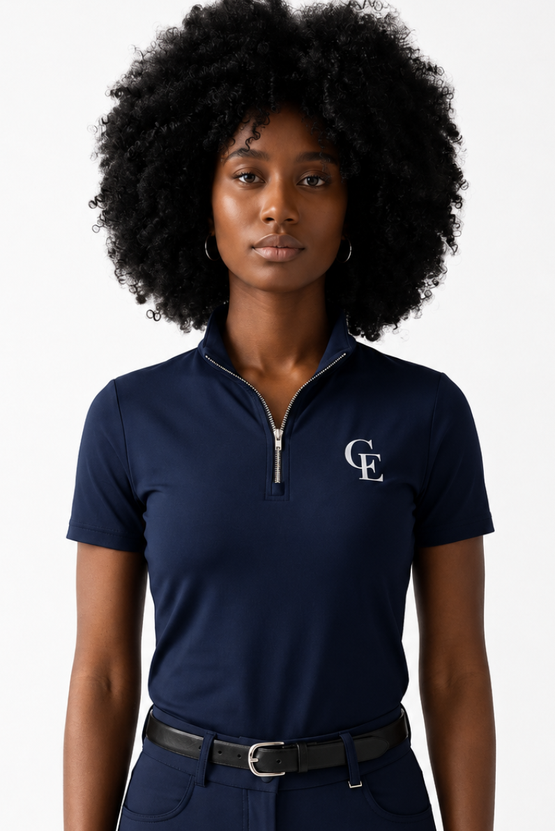 Base layer de equitación azul marino de manga corta con cremallera y logo CE bordado en el pecho, llevado por una amazona, fondo blanco