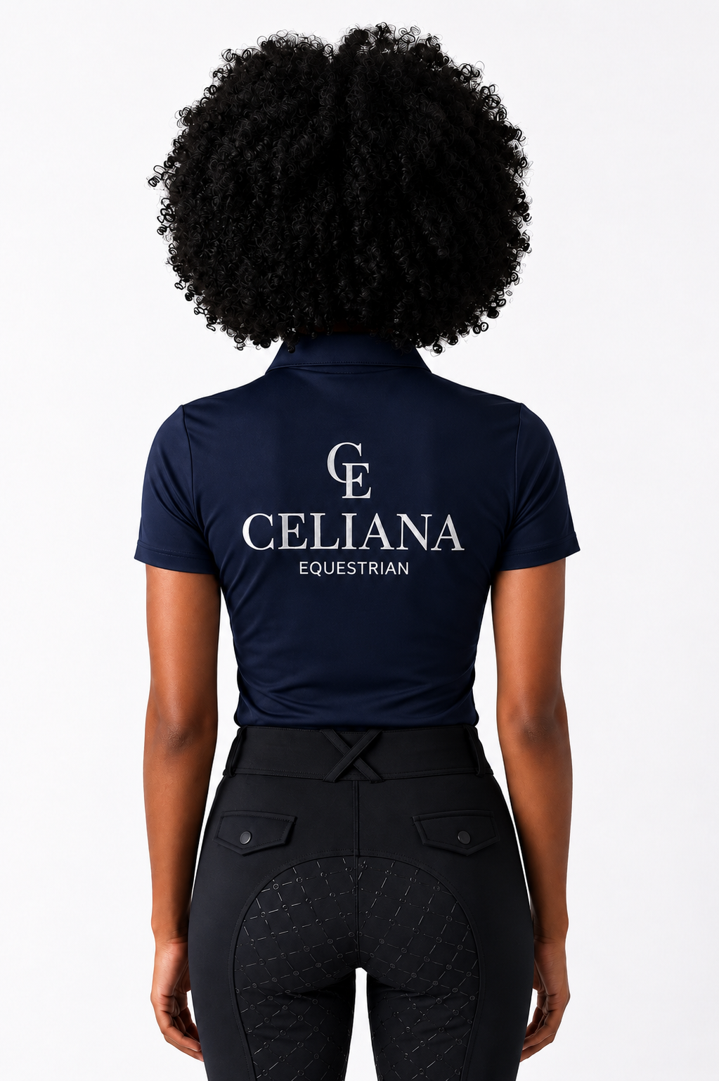 Vista trasera del base layer de equitación azul marino con logo CE y texto Celiana Equestrian estampado en la espalda, llevado por una amazona, fondo blanco