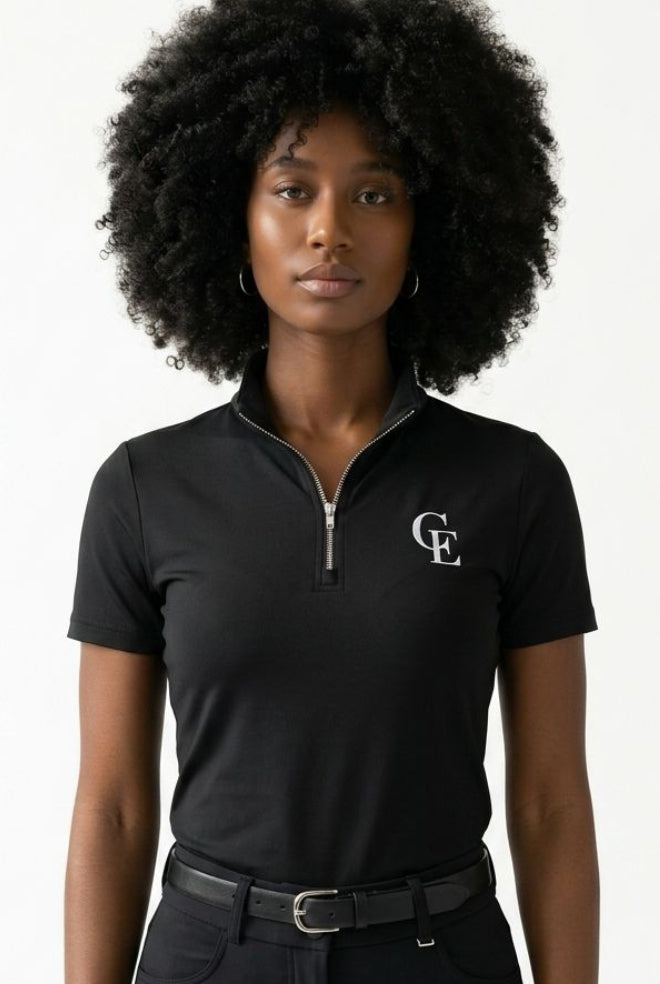 Base layer de equitación negro de manga corta con cremallera y logo CE bordado en el pecho, llevado por una amazona, fondo blanco