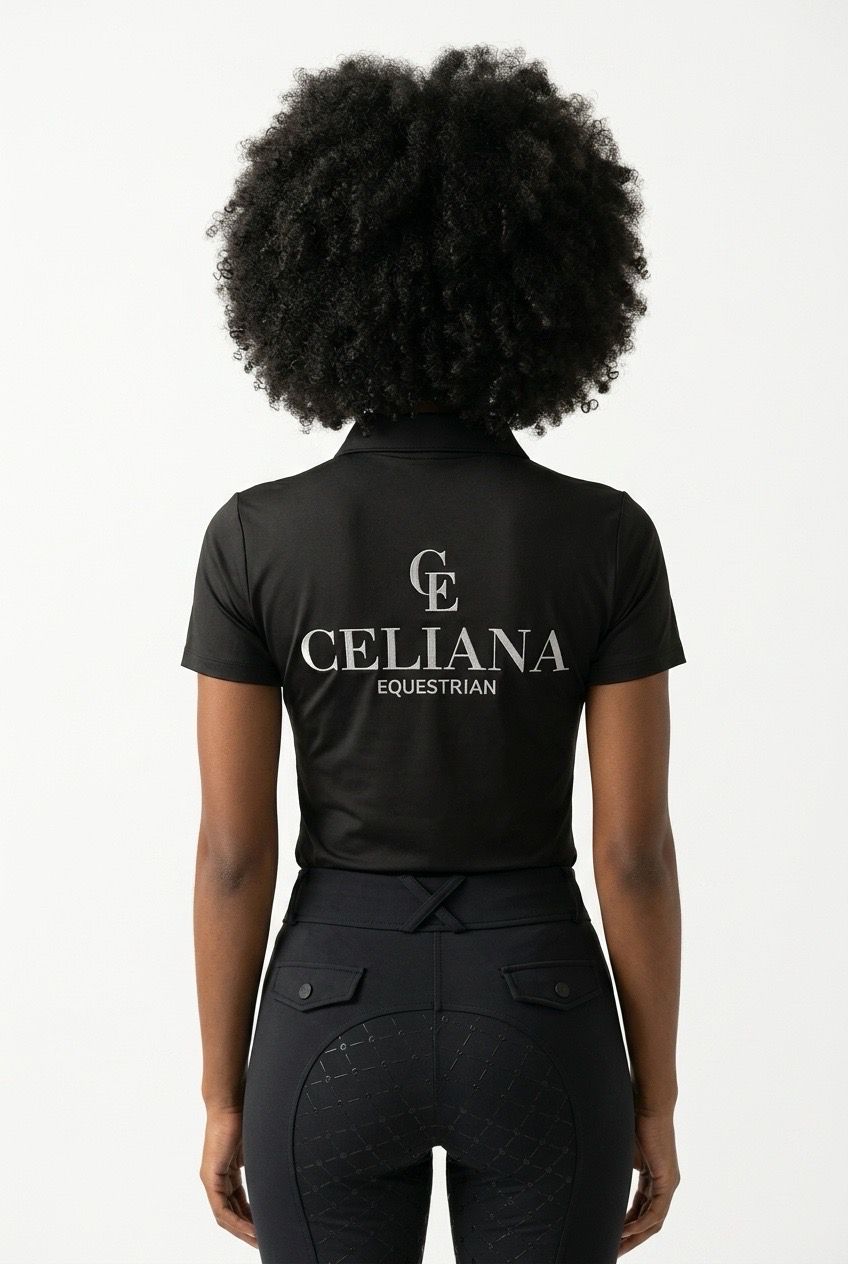 Vista trasera del base layer de equitación negro con logo CE y texto Celiana Equestrian estampado en la espalda, llevado por una amazona, fondo blanco