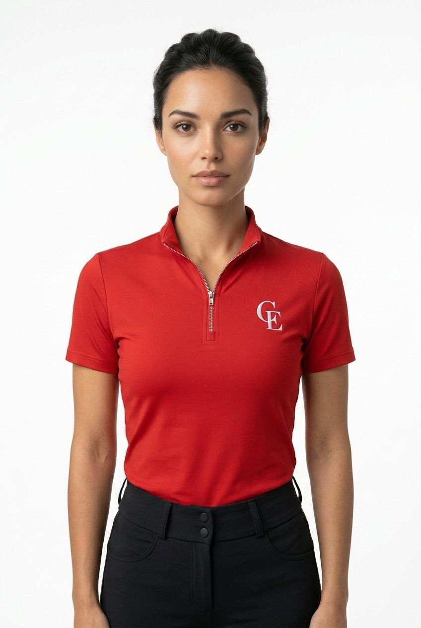  Base layer de equitación rojo de manga corta con cremallera y logo CE bordado en el pecho, llevado por una amazona, fondo blanco
