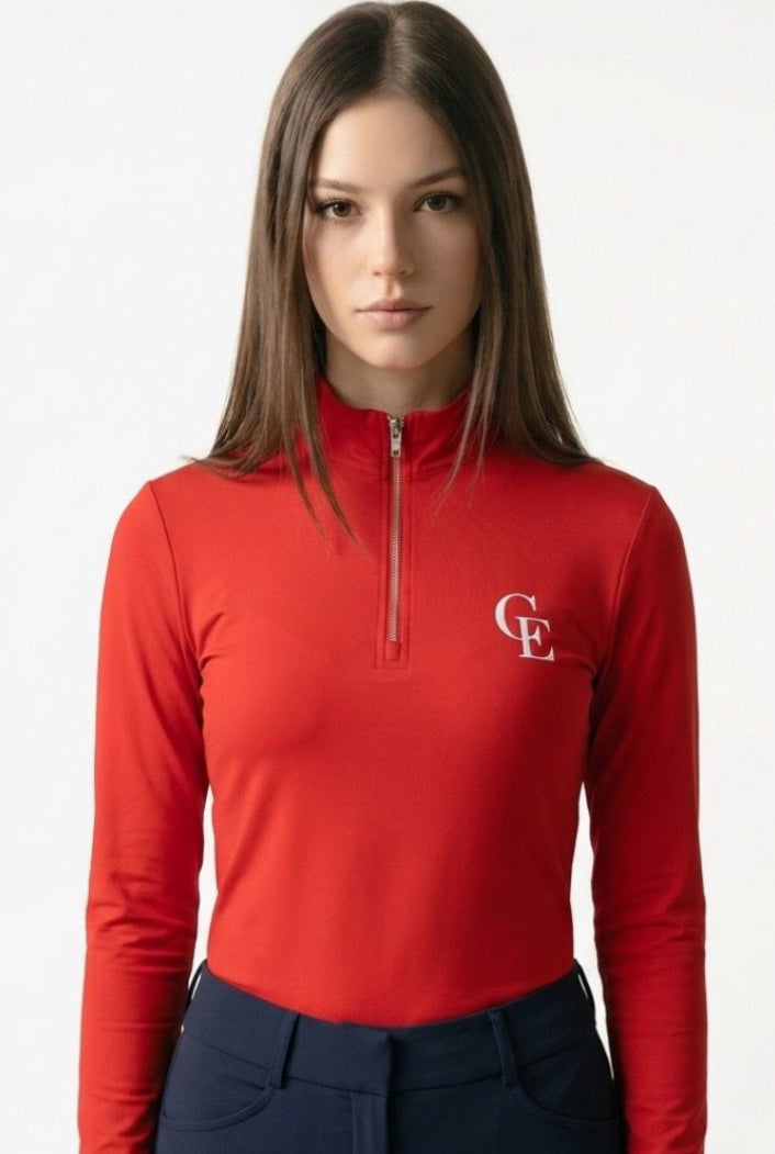 Base layer de equitación rojo de manga larga con cremallera y logo CE bordado en el pecho, llevado por una amazona, fondo blanco