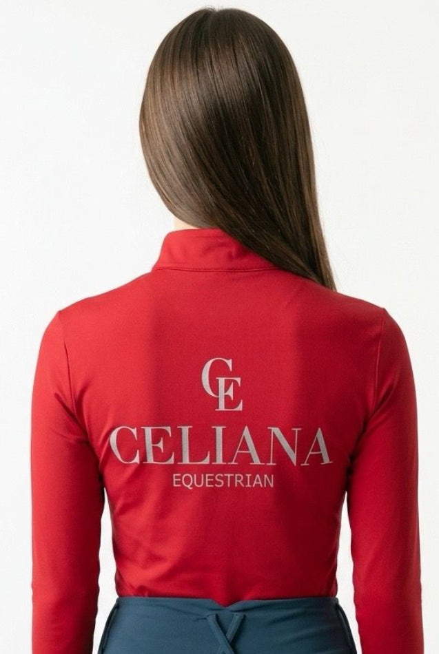Vista trasera del base layer de equitación rojo con logo CE y texto Celiana Equestrian estampado en la espalda, llevado por una amazona, fondo blanco