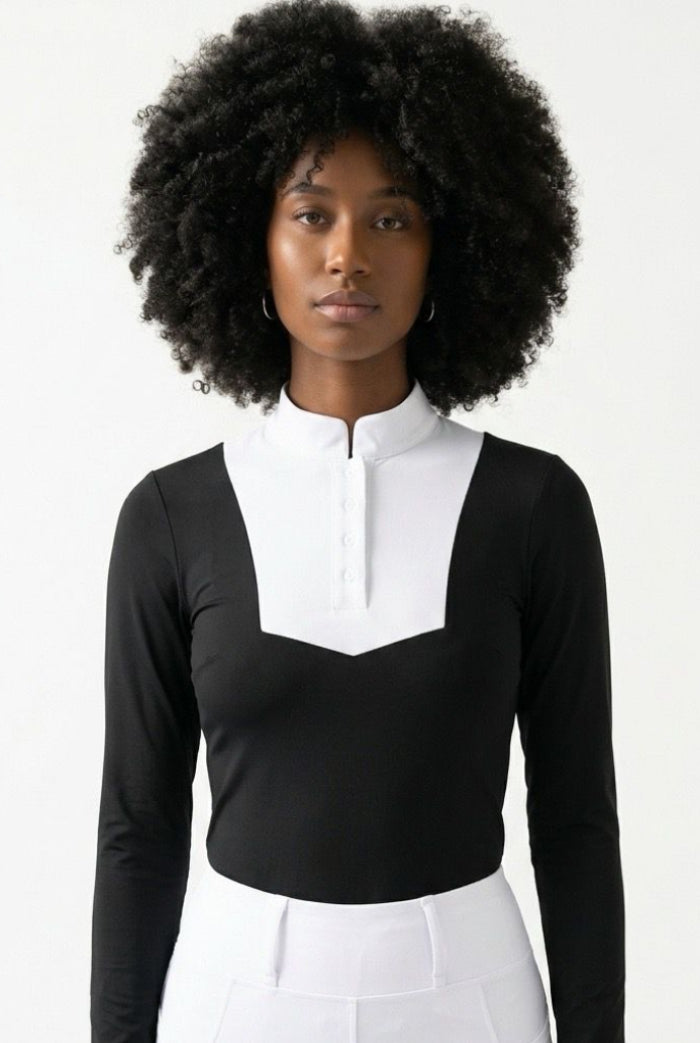 Camisa de equitación de manga larga negra con pechera blanca y cuello mao, llevada por una amazona, fondo blanco