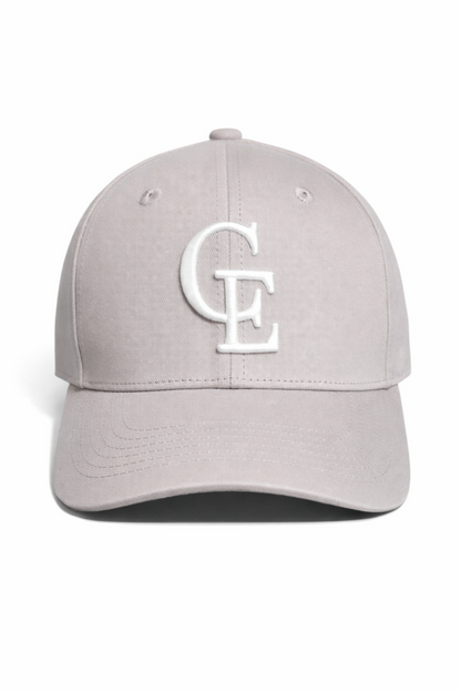 Gorra ecuestre gris Celiana Equestrian con logo CE blanco bordado en la parte frontal