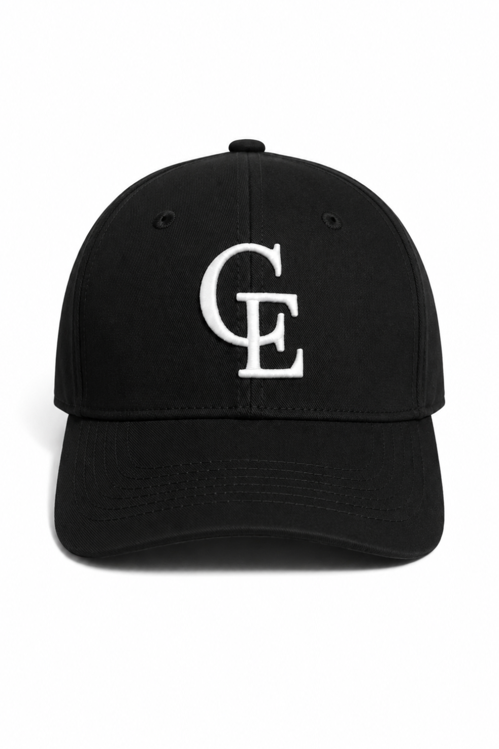 Gorra negra con logo CE bordado en blanco, fondo blanco