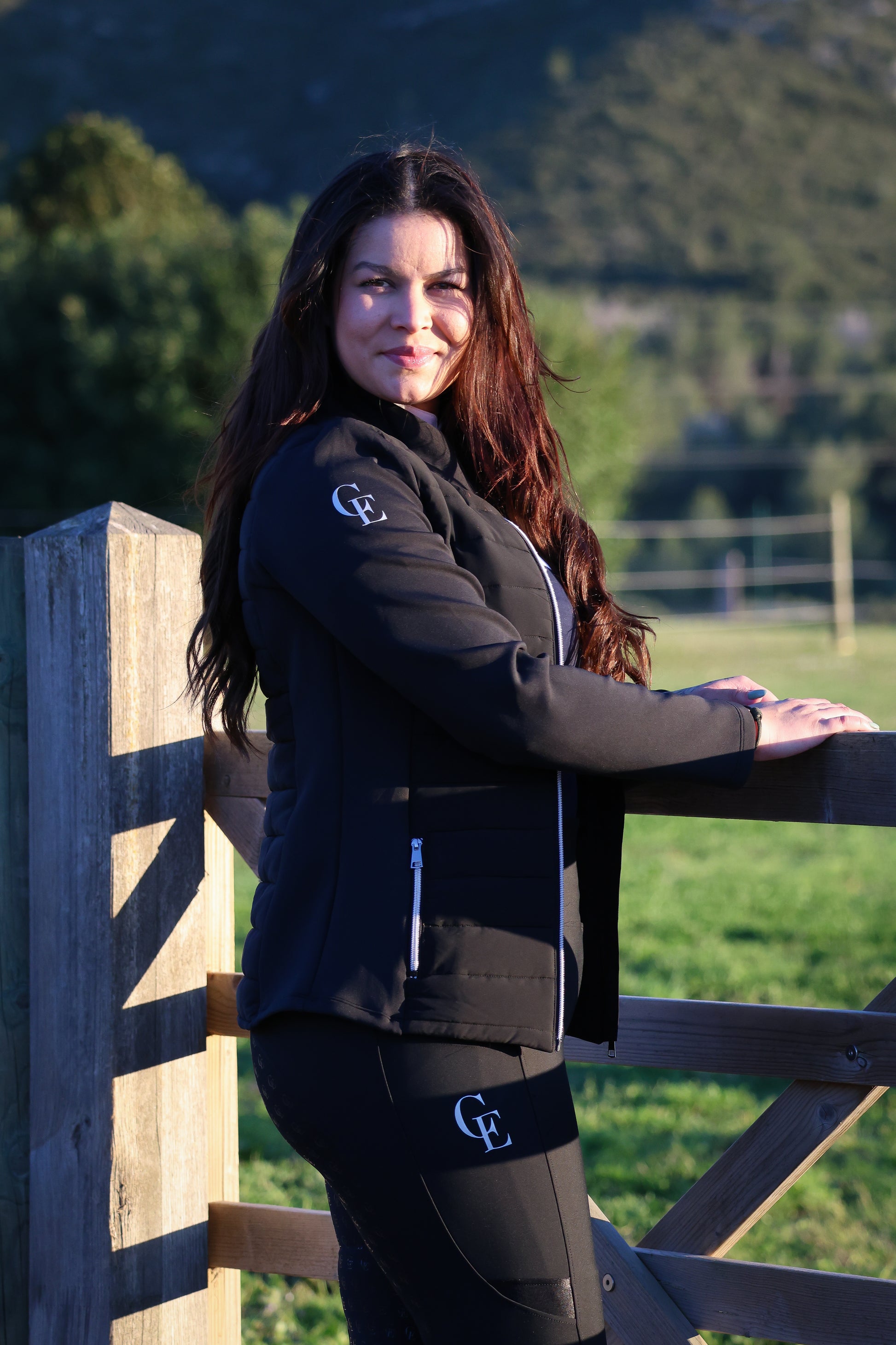 Chaqueta ecuestre mujer Celiana Equestrian negra, prenda técnica elegante para montar a caballo en exterior