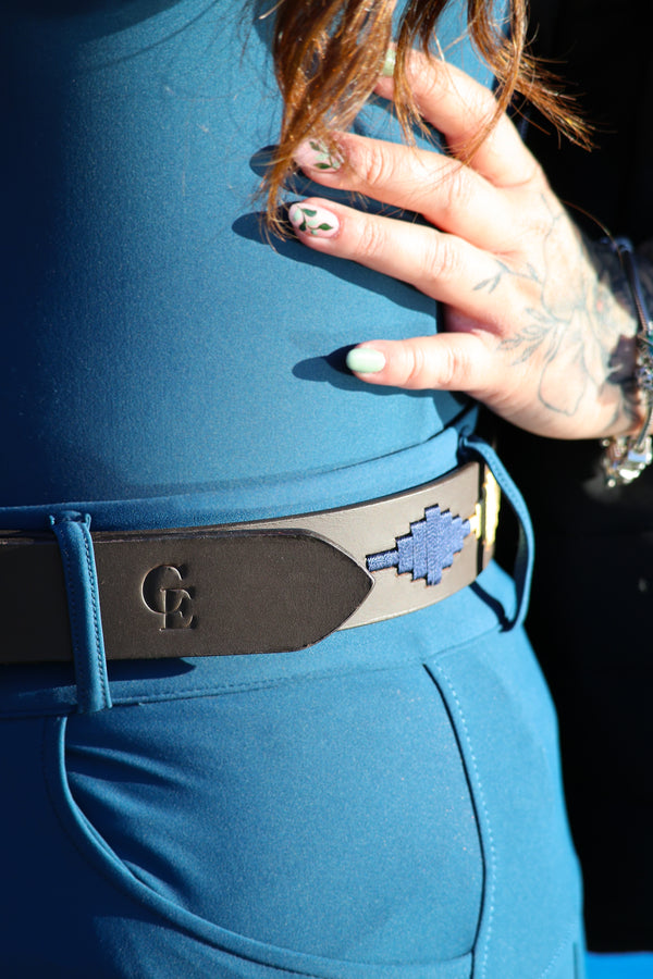 Cinturón ecuestre de cuero artesanal azul y beige – Axen | Celiana Equestrian