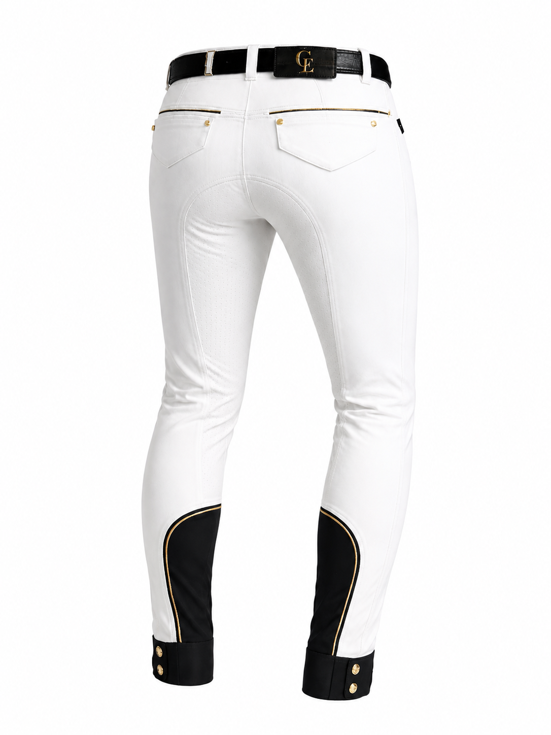 Vista trasera del pantalón de equitación blanco con rodilleras en negro y dorado, cinturón de cuero negro con hebilla dorada logo CE, bajos en negro con ribete dorado y botones dorados