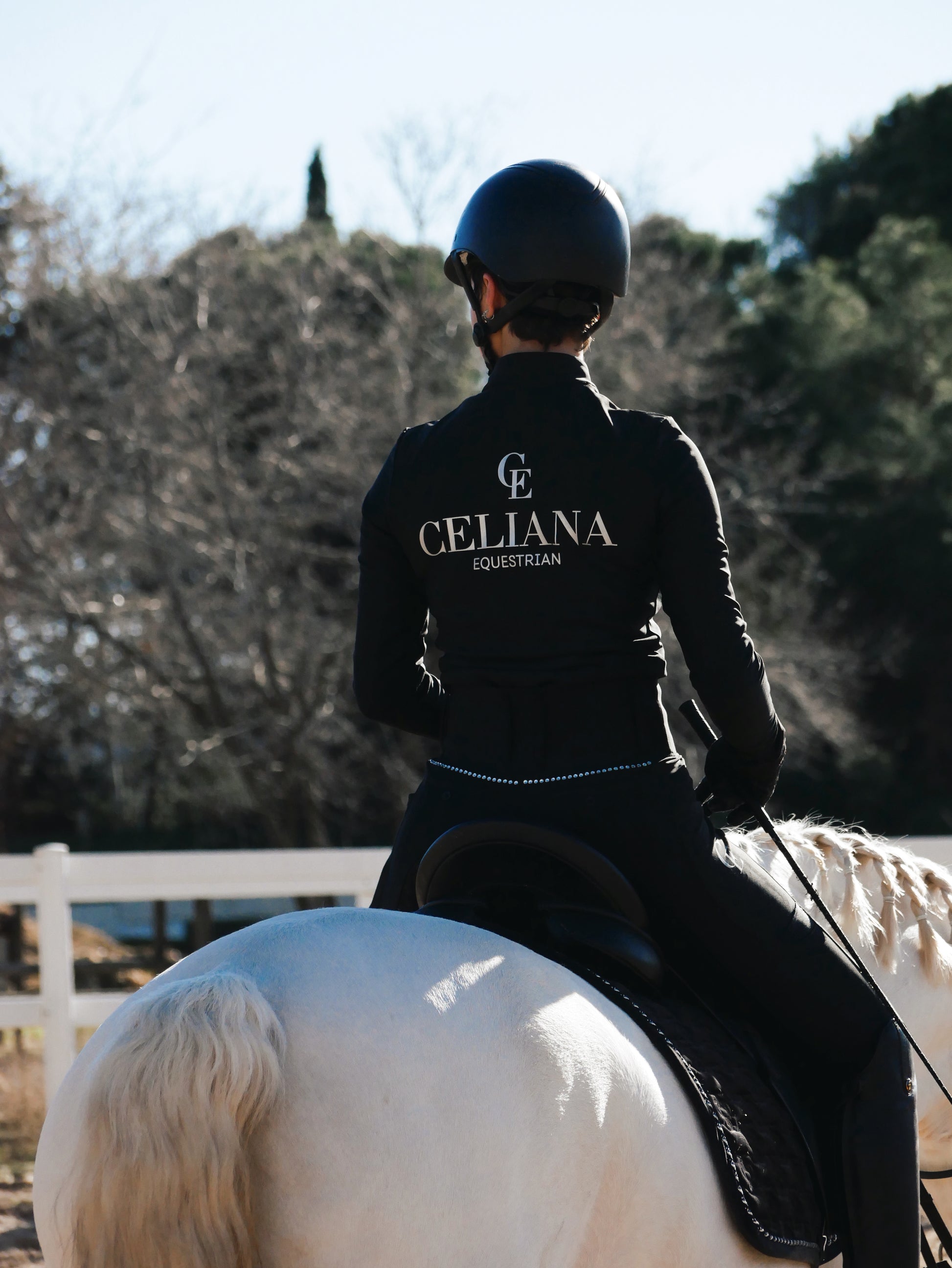 Top técnico de equitación mujer negro Celiana Equestrian en uso montando