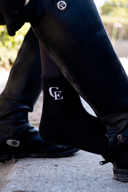Calcetines ecuestres cortos negros con logo CE dentro de bota de equitación – Celiana Equestrian