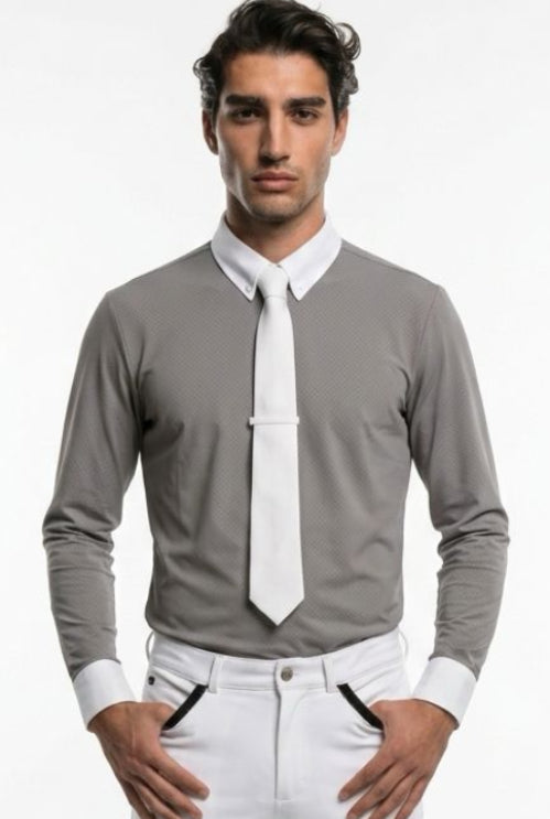 Camisa de equitación gris de manga larga con cuello blanco y corbata blanca, combinada con pantalón blanco, llevada por un jinete, fondo blanco