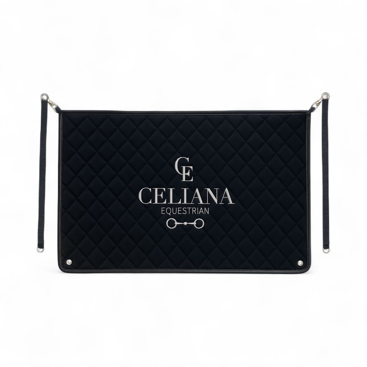 Cortina de box acolchada azul marino con logo Celiana Equestrian bordado en plata y herrajes metálicos, accesorio hípico de lujo.