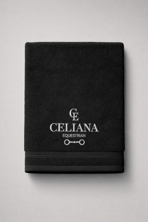 Toalla de deporte negra con logo y nombre Celiana Equestrian bordados en blanco