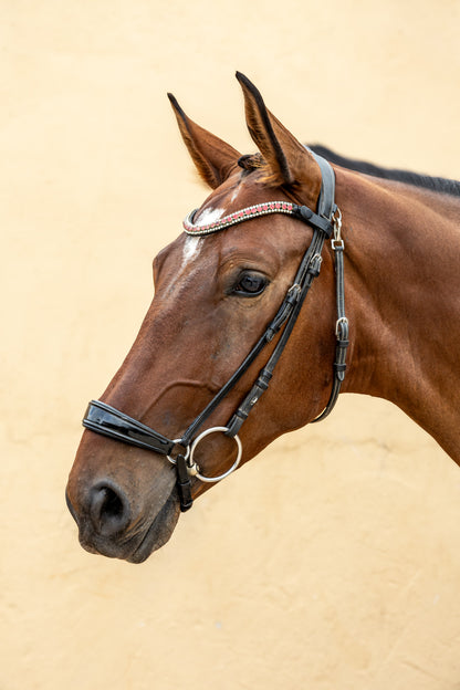 Perfil de caballo bayo con cabezada de cuero negra y Frontalera Cristal Prestige en rosa, sobre fondo beige