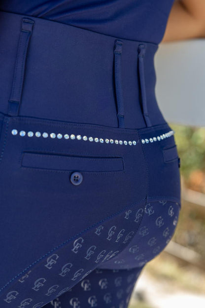 Detalle trasero del pantalón de equitación Celiana Equestrian para mujer en azul marino con ribete de cristales, bolsillo con botón y grip de silicona en monograma CE