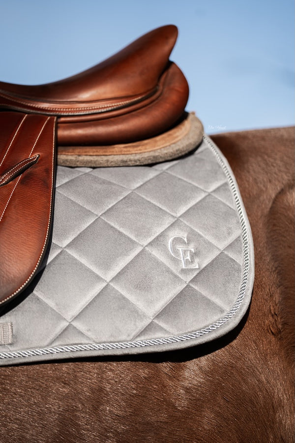 Sudadero de equitación gris con logo CE bordado bajo silla de montar – Celiana Equestrian